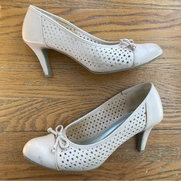 4/$10 - Comfort Plus Pale Pink Heeled Pumps with Bows - Picture 2 of 15